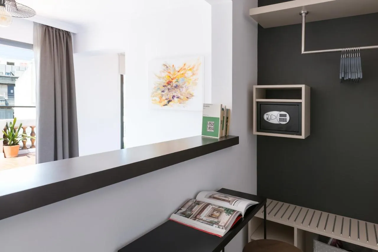 Puerta Catedral Holiday Suites Seville Spain